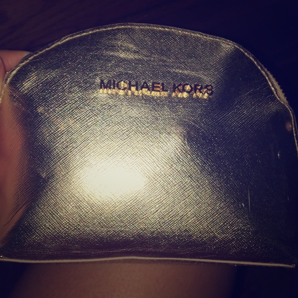 A bag - Picture 1 of 3